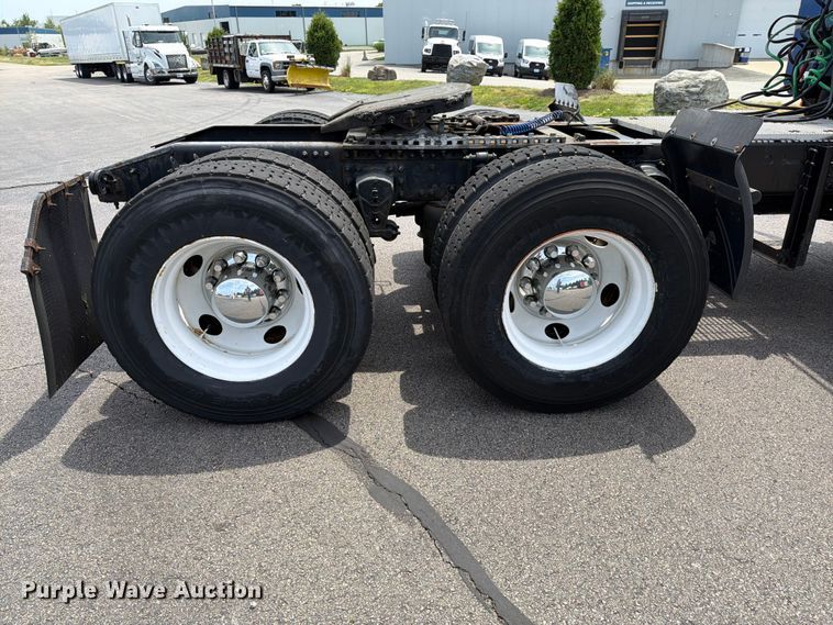 image for item FI1005 2006 Mack CNX613 semi truck