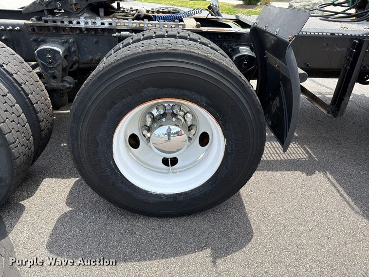 image for item FI1005 2006 Mack CNX613 semi truck