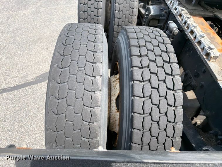 image for item FI1005 2006 Mack CNX613 semi truck