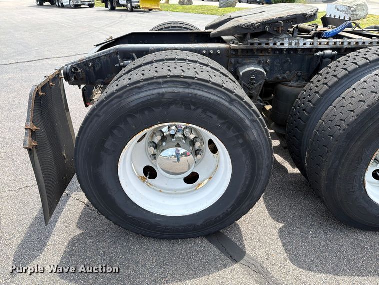 image for item FI1005 2006 Mack CNX613 semi truck
