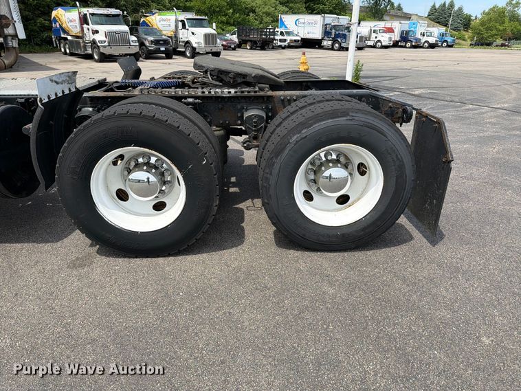 image for item FI1005 2006 Mack CNX613 semi truck