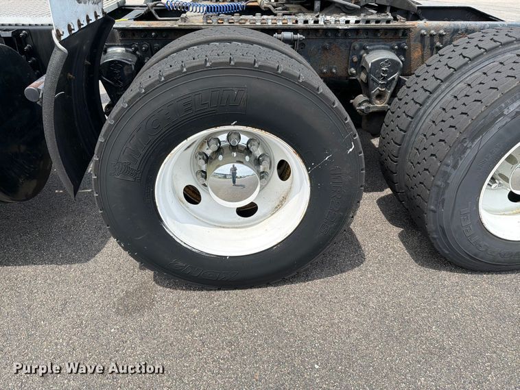 image for item FI1005 2006 Mack CNX613 semi truck