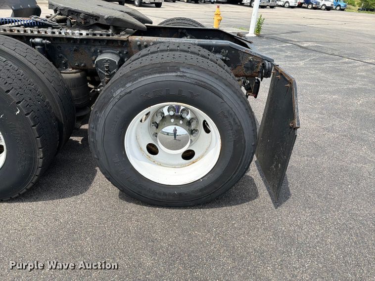 image for item FI1005 2006 Mack CNX613 semi truck