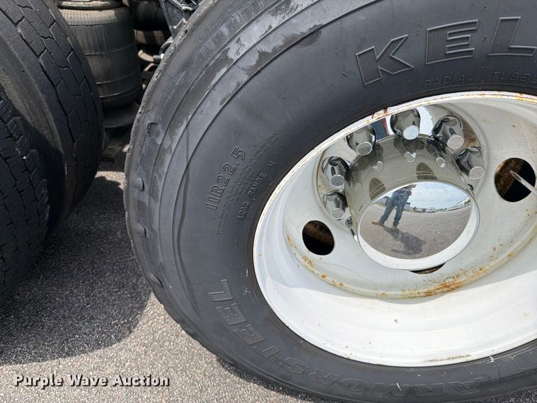 image for item FI1005 2006 Mack CNX613 semi truck