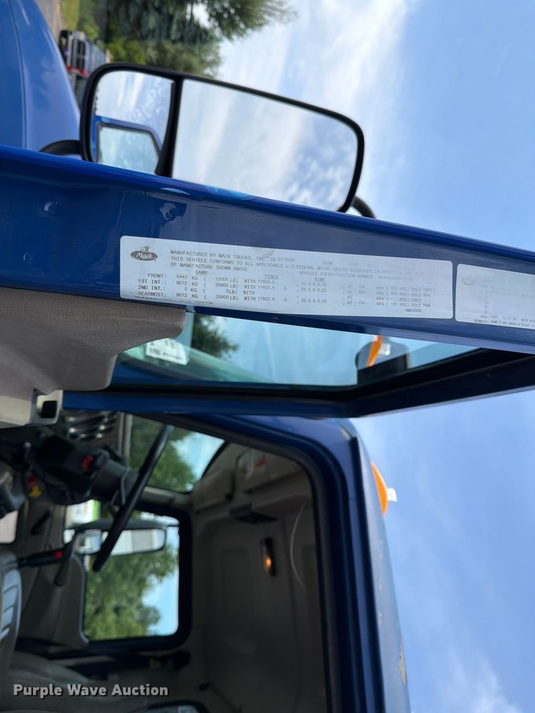 image for item FI1005 2006 Mack CNX613 semi truck