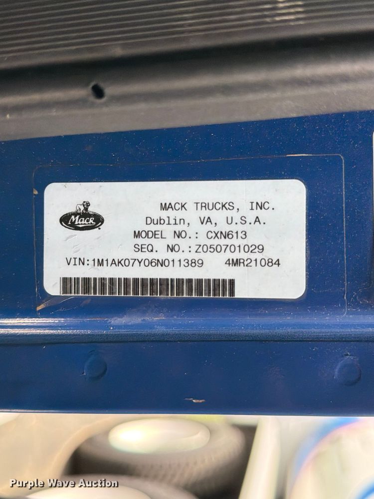 image for item FI1005 2006 Mack CNX613 semi truck