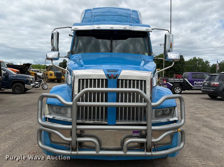 image for item FI1010 2019 Western Star 5700XE semi truck