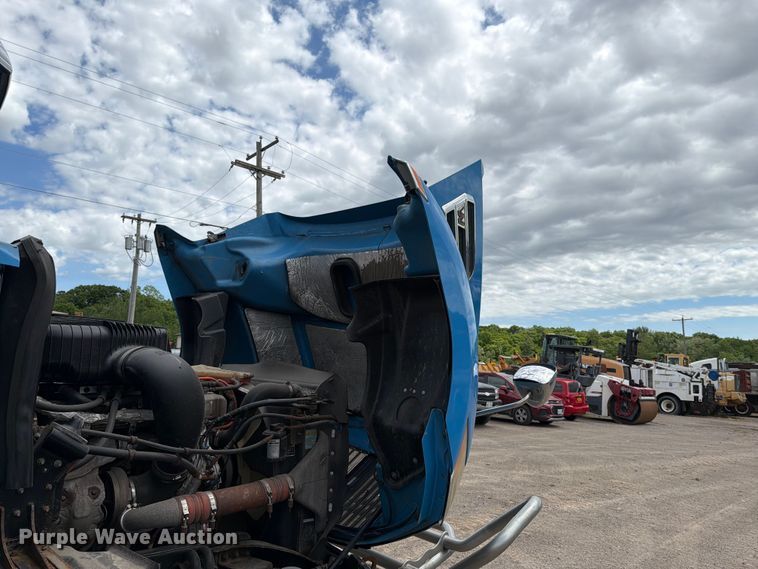 image for item FI1010 2019 Western Star 5700XE semi truck