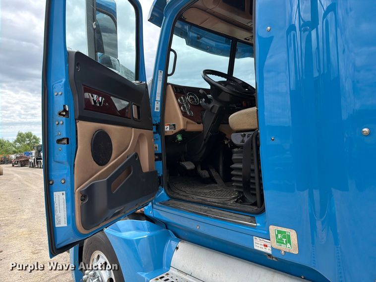 image for item FI1010 2019 Western Star 5700XE semi truck