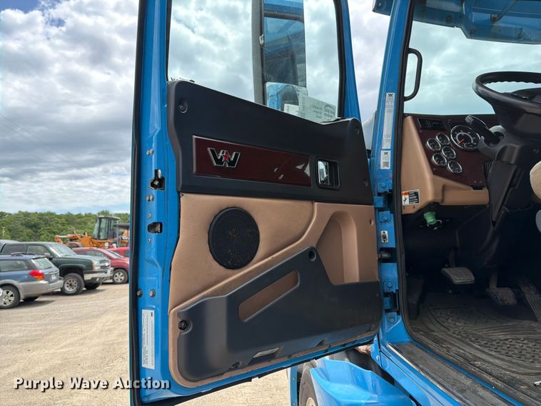 image for item FI1010 2019 Western Star 5700XE semi truck