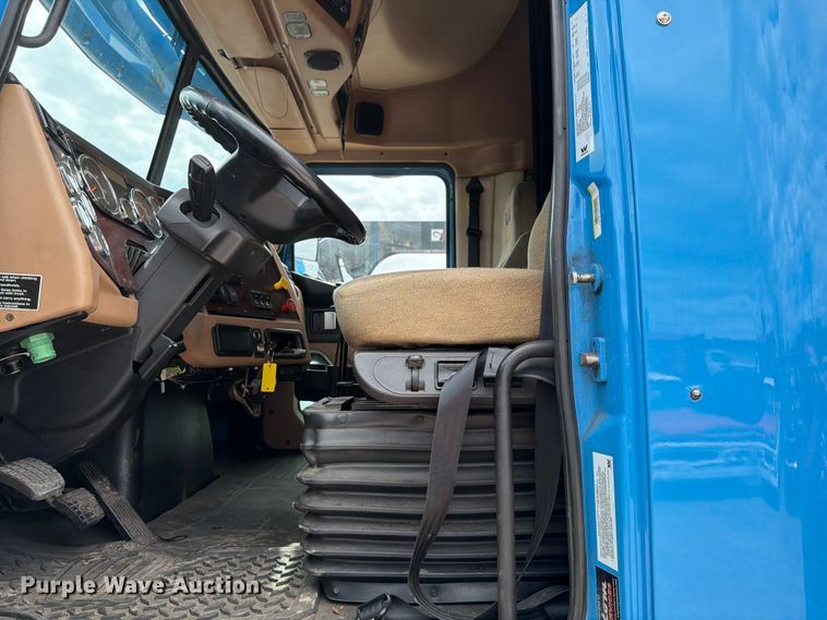 image for item FI1010 2019 Western Star 5700XE semi truck