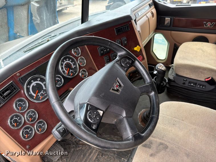 image for item FI1010 2019 Western Star 5700XE semi truck
