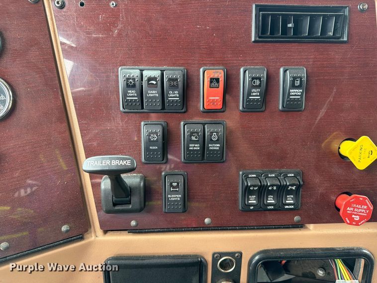 image for item FI1010 2019 Western Star 5700XE semi truck