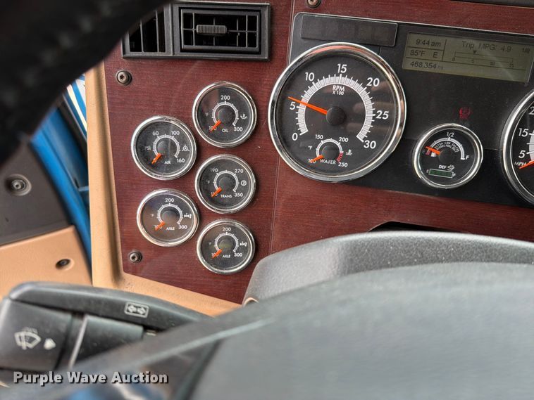 image for item FI1010 2019 Western Star 5700XE semi truck