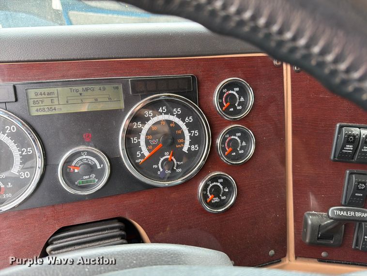 image for item FI1010 2019 Western Star 5700XE semi truck
