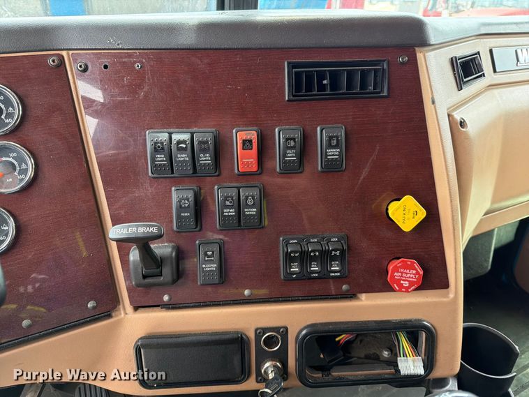 image for item FI1010 2019 Western Star 5700XE semi truck