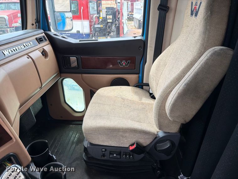 image for item FI1010 2019 Western Star 5700XE semi truck