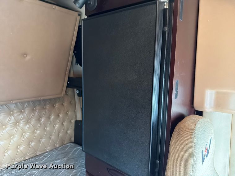 image for item FI1010 2019 Western Star 5700XE semi truck