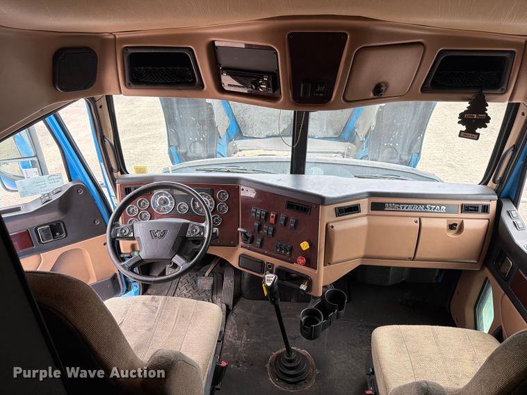 image for item FI1010 2019 Western Star 5700XE semi truck
