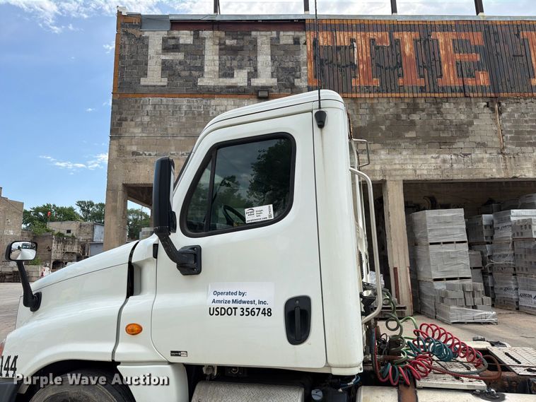 image for item FK0254 2012 Freightliner Cascadia semi truck