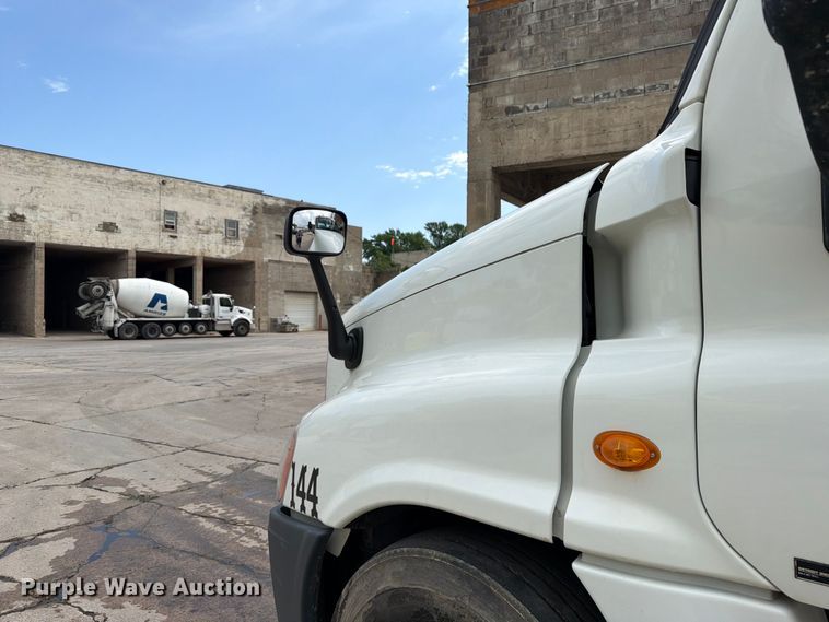 image for item FK0254 2012 Freightliner Cascadia semi truck