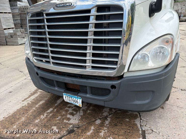 image for item FK0254 2012 Freightliner Cascadia semi truck