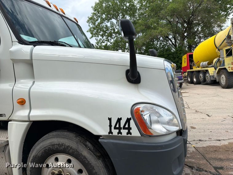 image for item FK0254 2012 Freightliner Cascadia semi truck