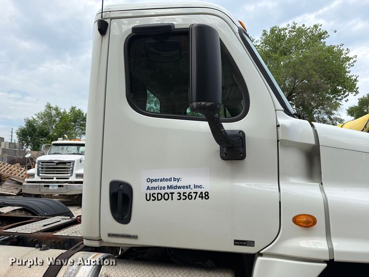 image for item FK0254 2012 Freightliner Cascadia semi truck