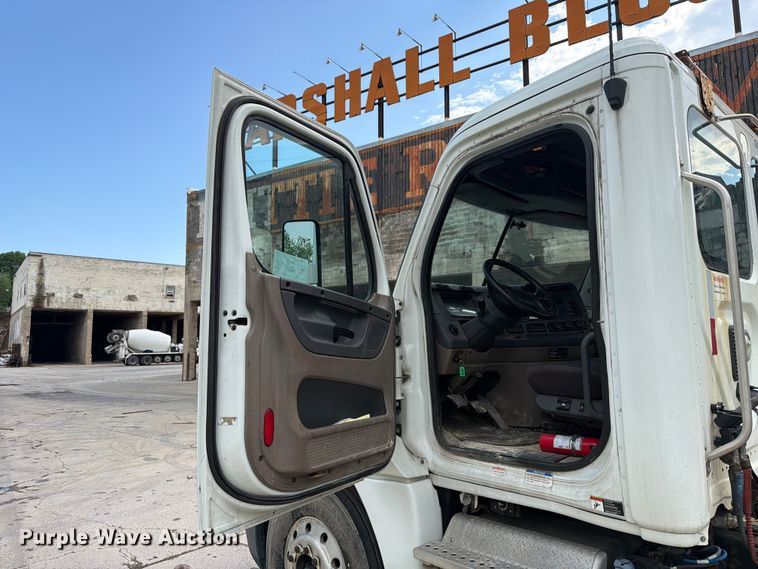 image for item FK0254 2012 Freightliner Cascadia semi truck