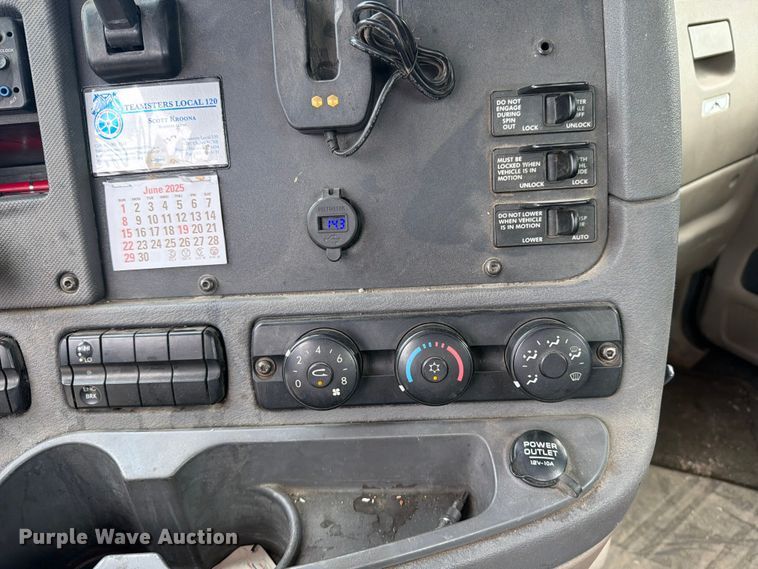 image for item FK0254 2012 Freightliner Cascadia semi truck