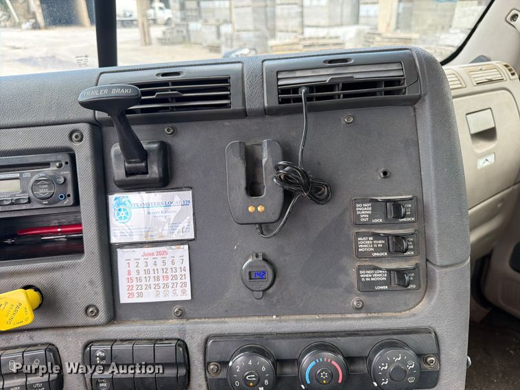 image for item FK0254 2012 Freightliner Cascadia semi truck