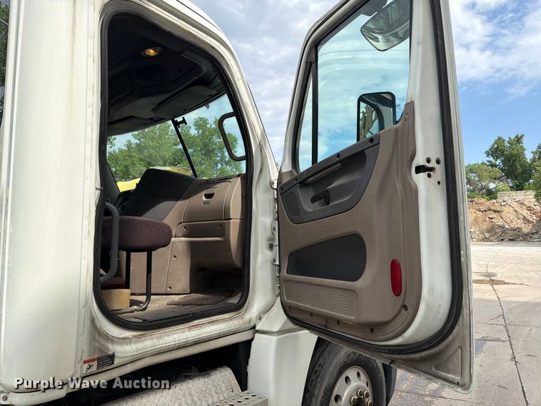 image for item FK0254 2012 Freightliner Cascadia semi truck