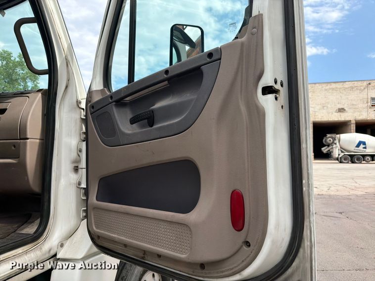 image for item FK0254 2012 Freightliner Cascadia semi truck