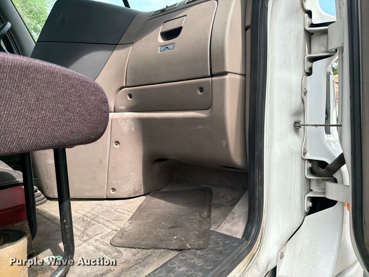 image for item FK0254 2012 Freightliner Cascadia semi truck