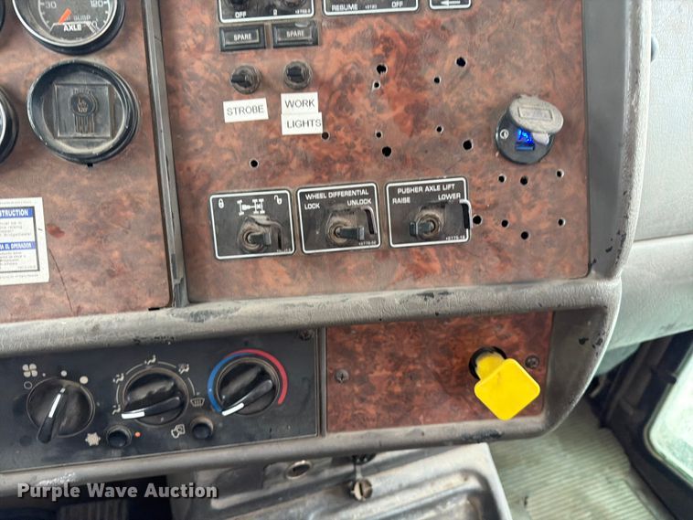 image for item FK0270 2005 Kenworth W900 truck cab and chassis