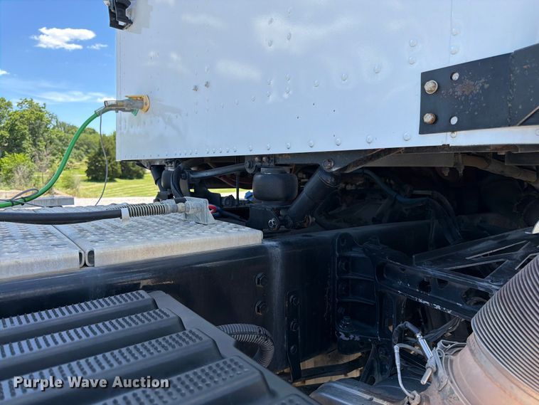 image for item FK3039 2018 International HX620 semi truck