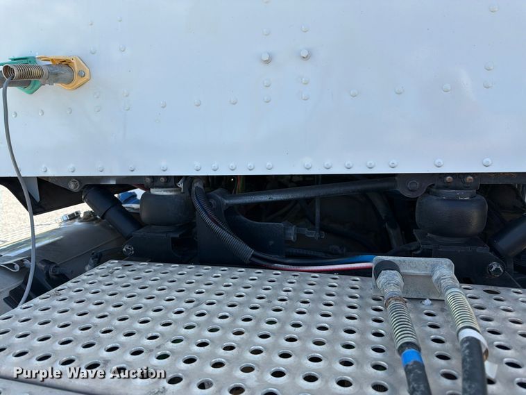 image for item FK3039 2018 International HX620 semi truck