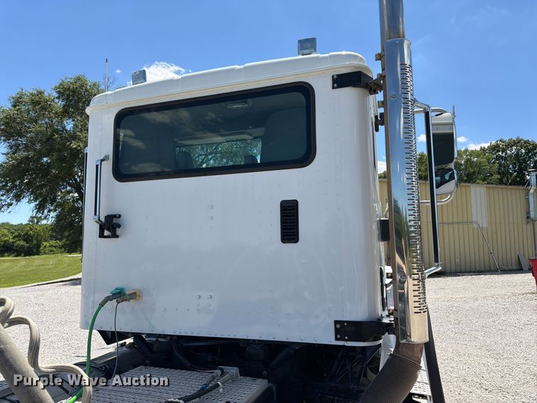 image for item FK3039 2018 International HX620 semi truck