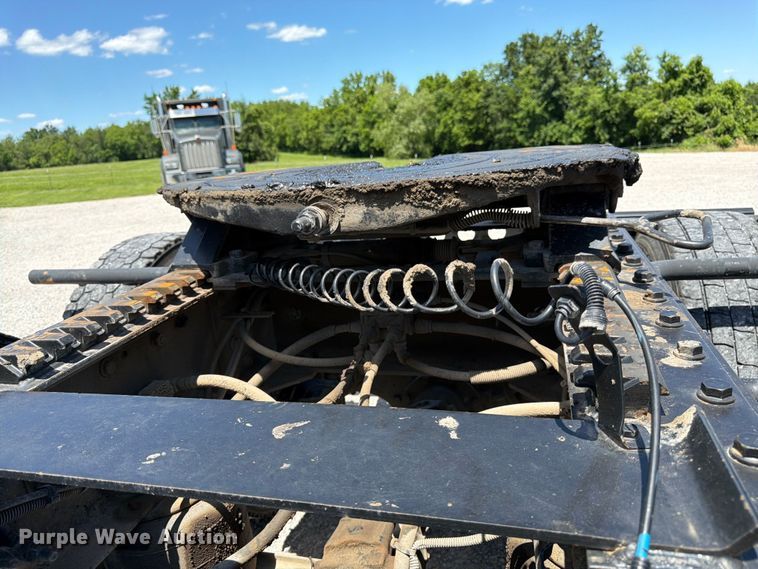 image for item FK3039 2018 International HX620 semi truck