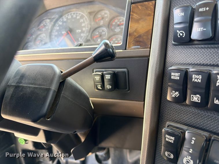 image for item FK3039 2018 International HX620 semi truck