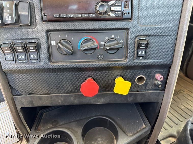 image for item FK3039 2018 International HX620 semi truck