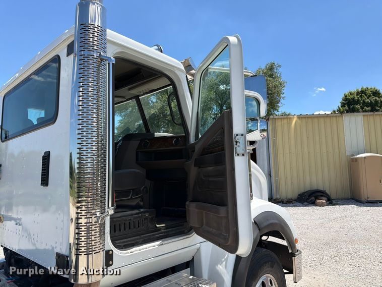 image for item FK3039 2018 International HX620 semi truck