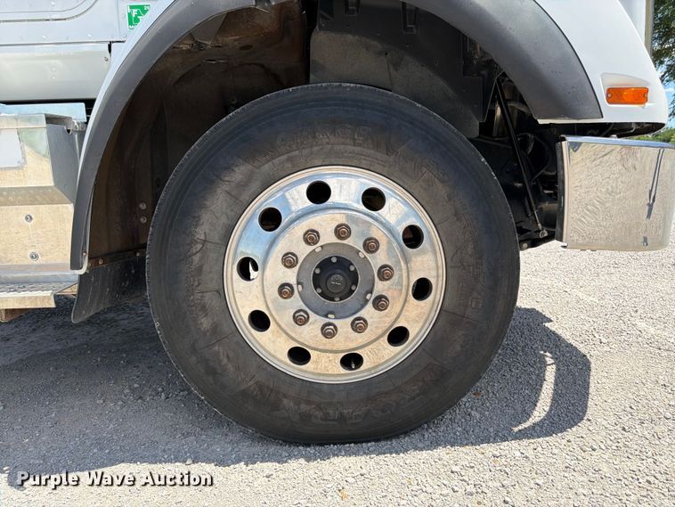 image for item FK3039 2018 International HX620 semi truck