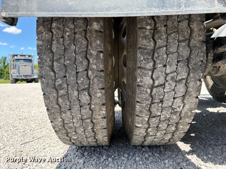 image for item FK3039 2018 International HX620 semi truck