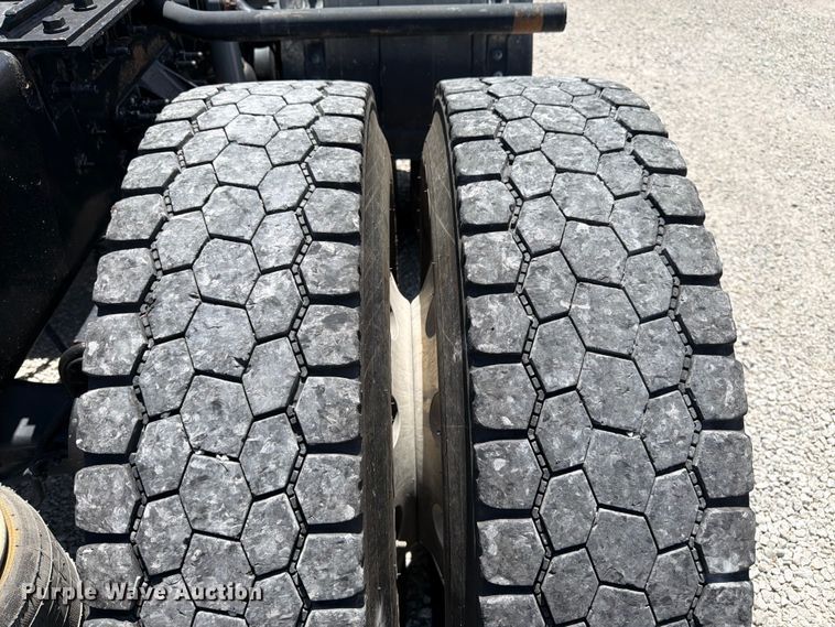 image for item FK3039 2018 International HX620 semi truck