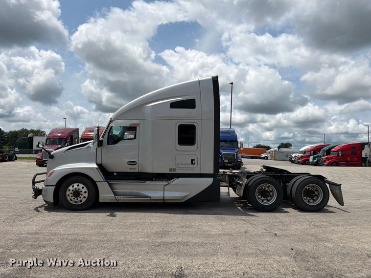 image for item FK3089 2022 Kenworth T680 semi truck
