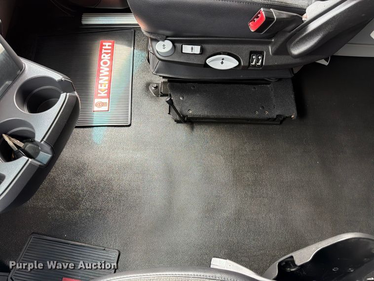 image for item FK3089 2022 Kenworth T680 semi truck