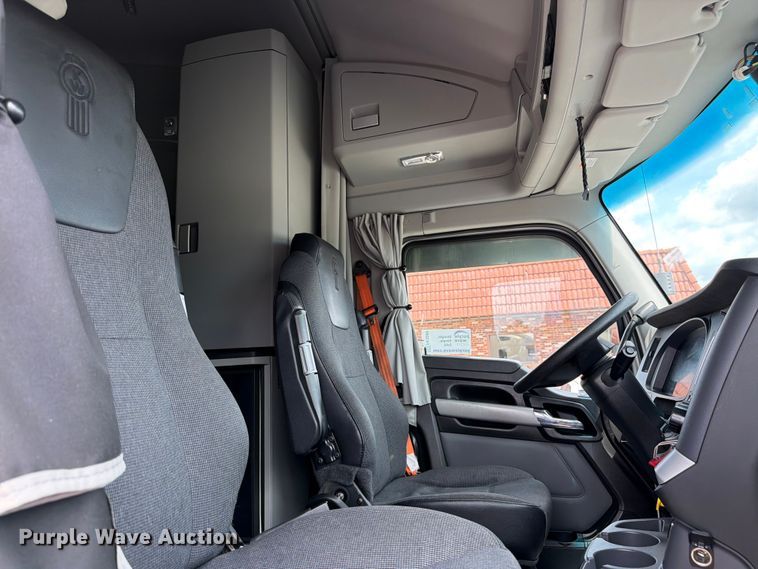 image for item FK3089 2022 Kenworth T680 semi truck