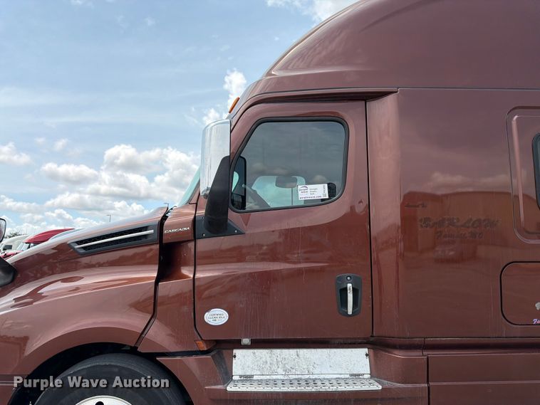 image for item FK3090 2019 Freightliner Cascadia semi truck