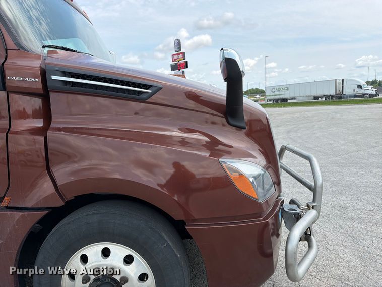 image for item FK3090 2019 Freightliner Cascadia semi truck